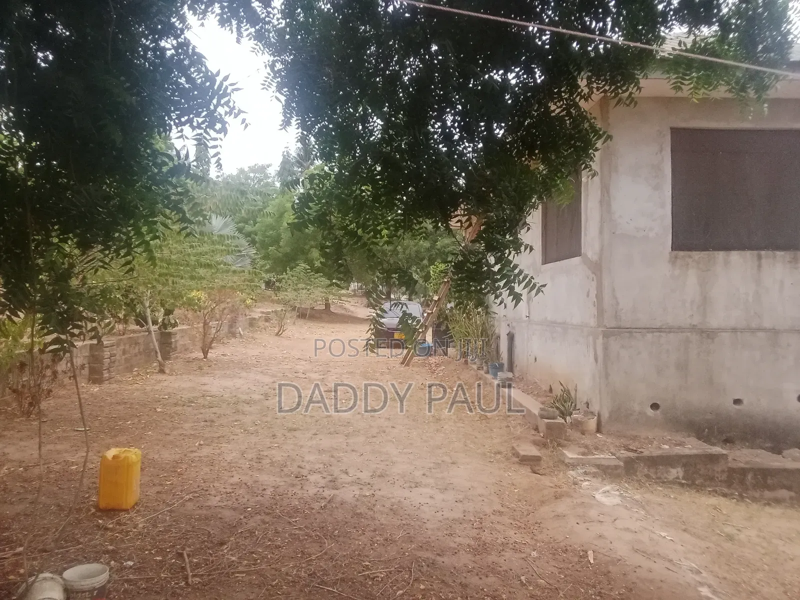 A Plot With a 3 Bedrooms House for Sale