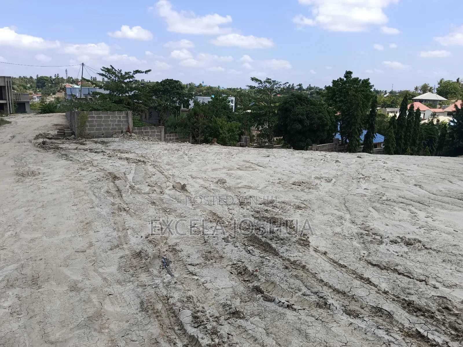 Kiwanja Kinauzwa Mbezi Mtaa Wa Muhimbili