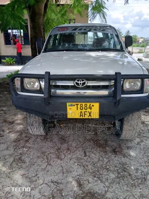 Toyota Hilux 2000 White