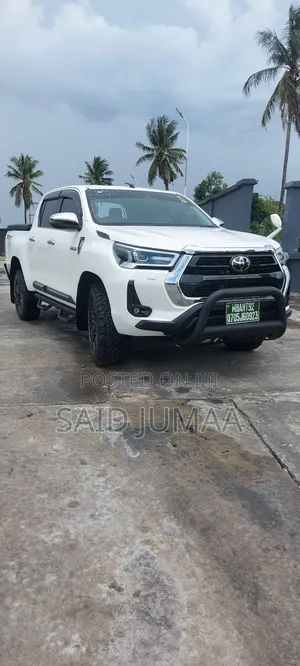 Toyota Hilux 2022 White
