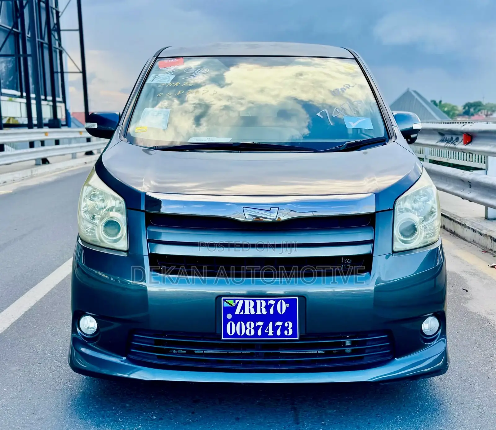 Toyota Noah 2.0 143hp AWD (7 Seater) 2009 Gray