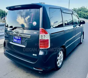 Toyota Noah 2.0 143hp AWD (7 Seater) 2009 Gray