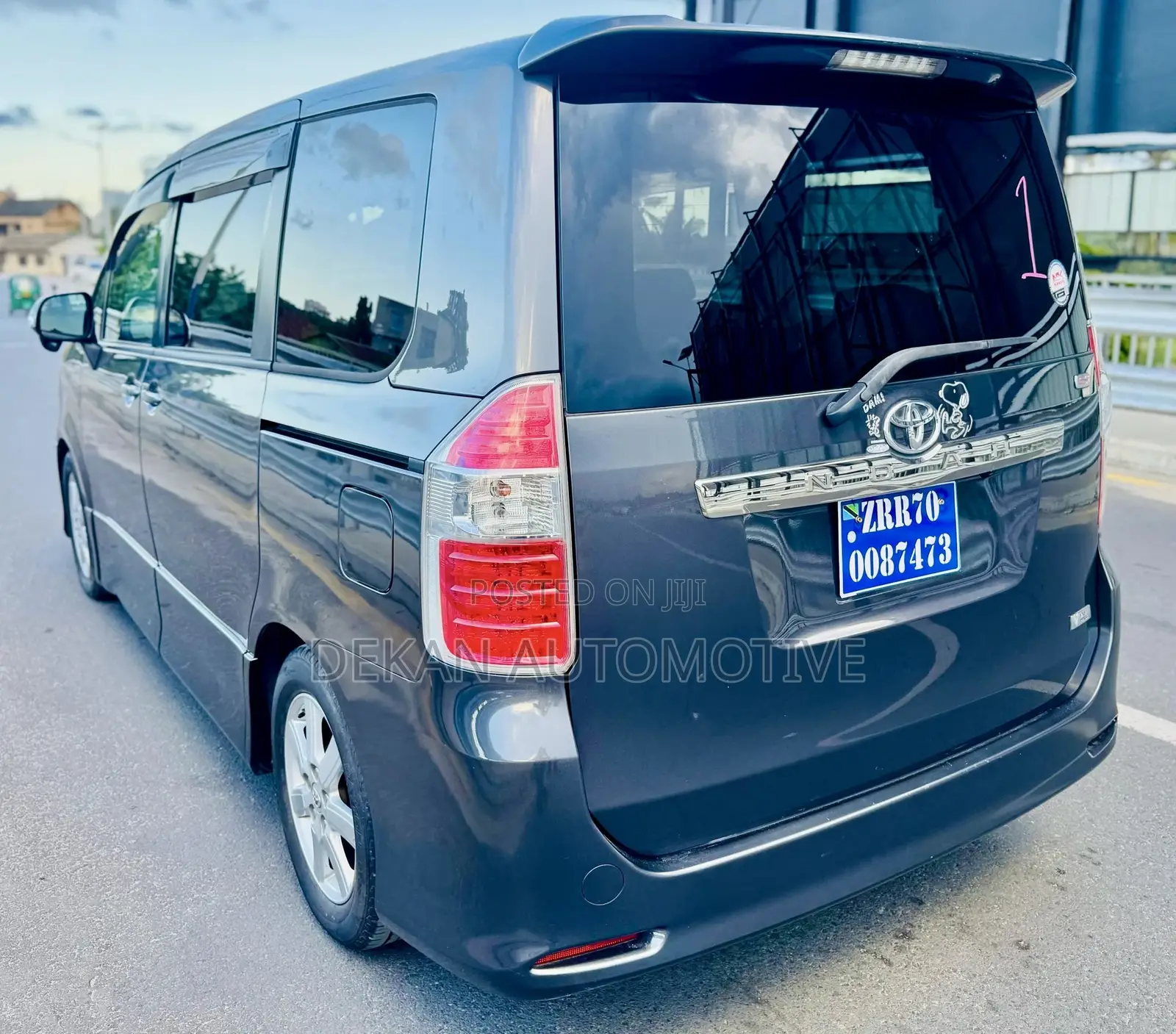 Toyota Noah 2.0 143hp AWD (7 Seater) 2009 Gray
