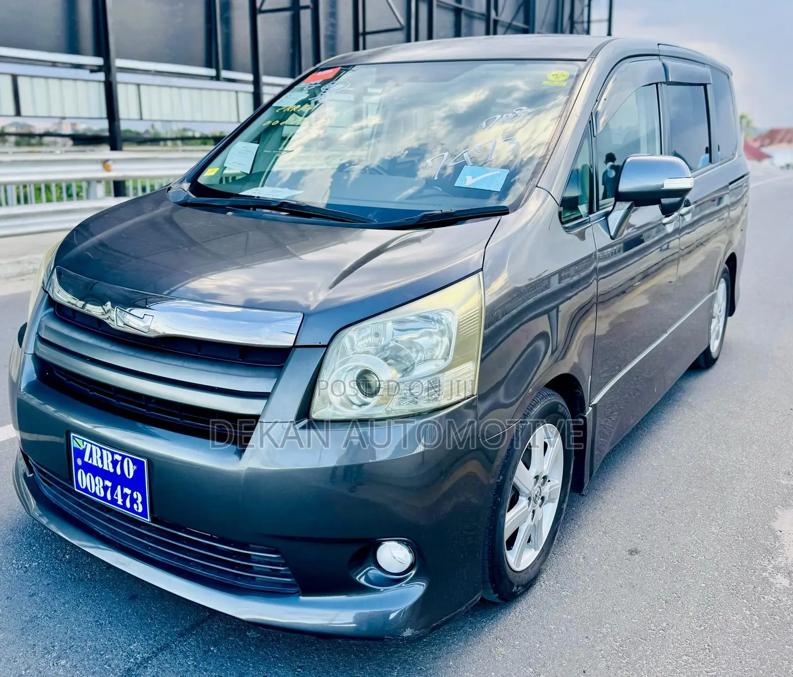 Toyota Noah 2.0 143hp AWD (7 Seater) 2009 Gray