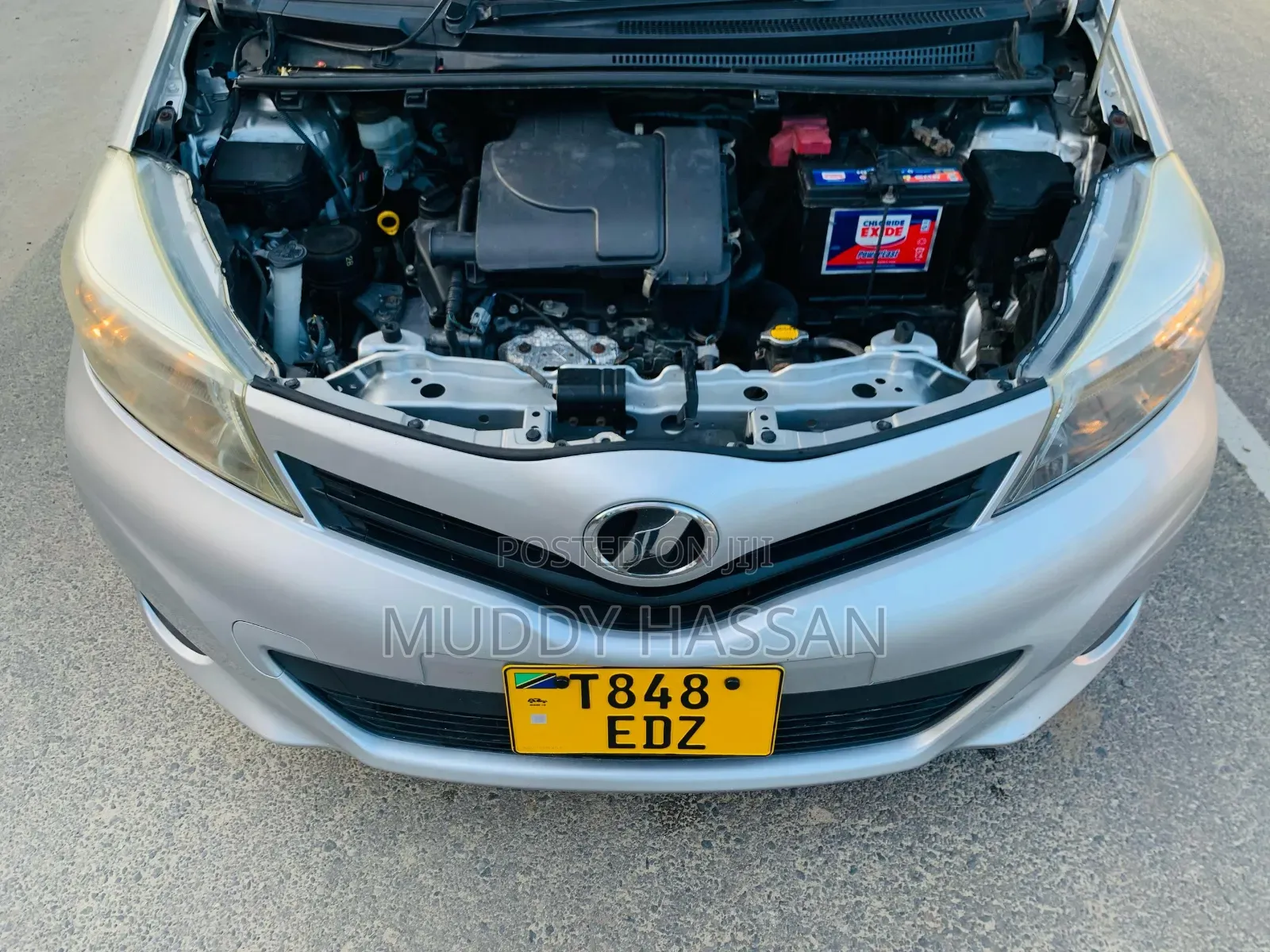 Toyota Vitz 2012 Silver