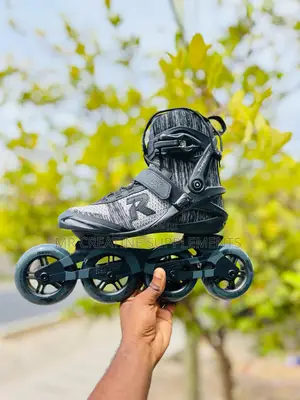 Roces Black Skating
