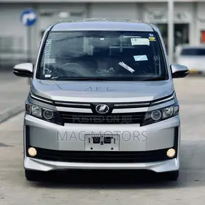 Toyota Voxy 2015 Silver