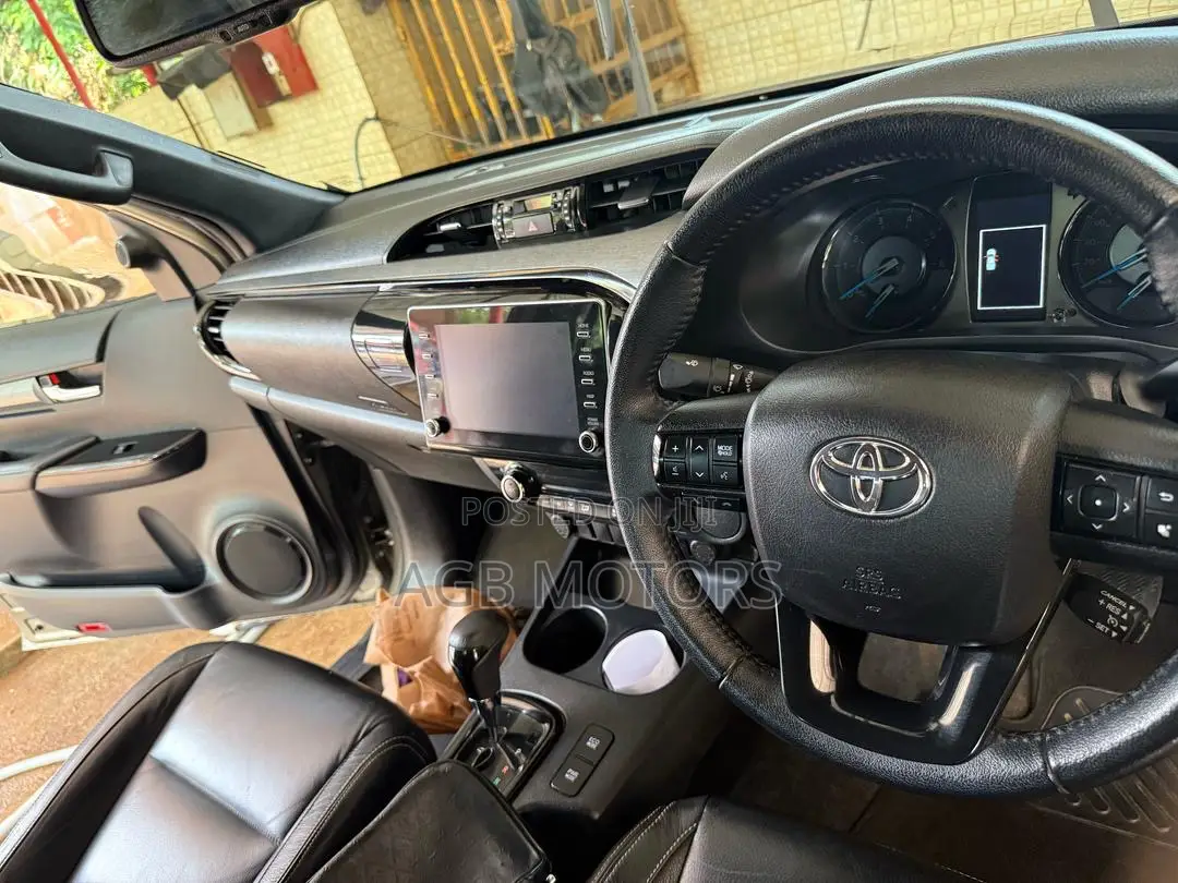 Toyota Hilux 2024 Brown