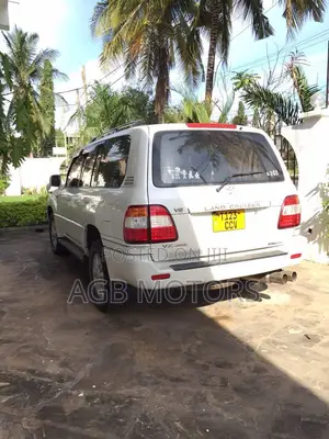 Toyota Land Cruiser 2006 White