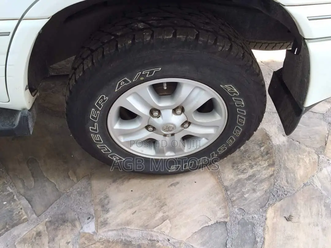 Toyota Land Cruiser 2006 White
