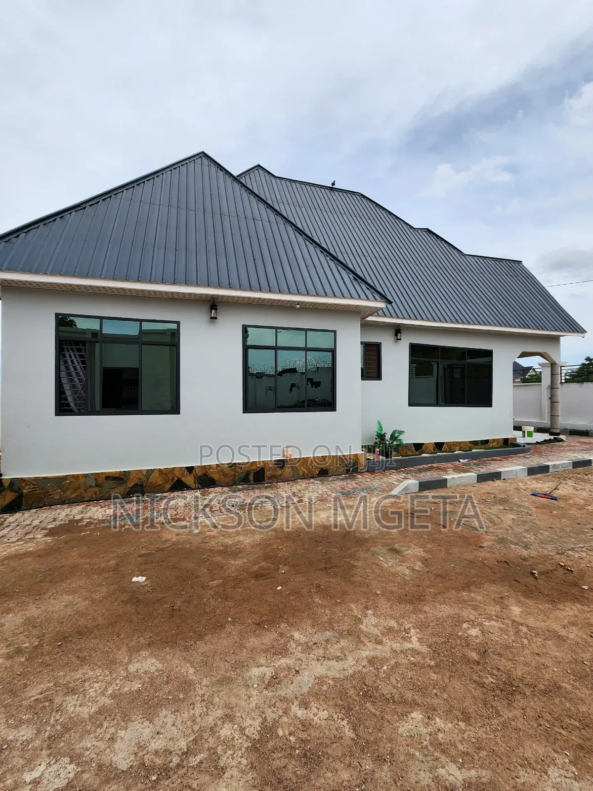 3bdrm House in Dalali Nick Mwanza, Buswelu for sale