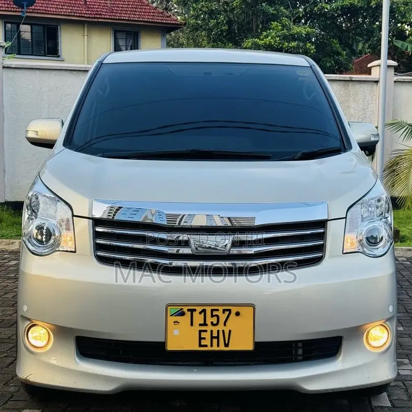 Toyota Noah 2009 Silver