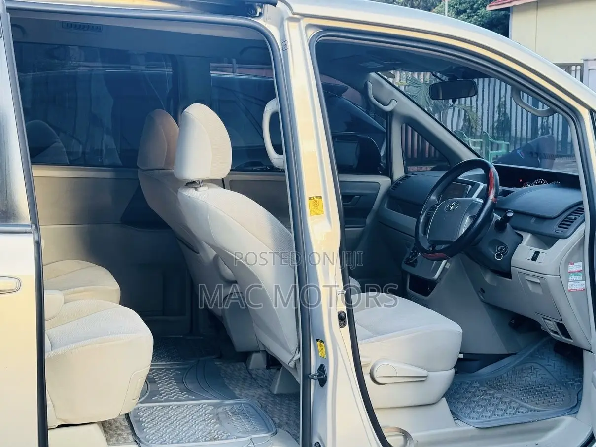 Toyota Noah 2009 Silver