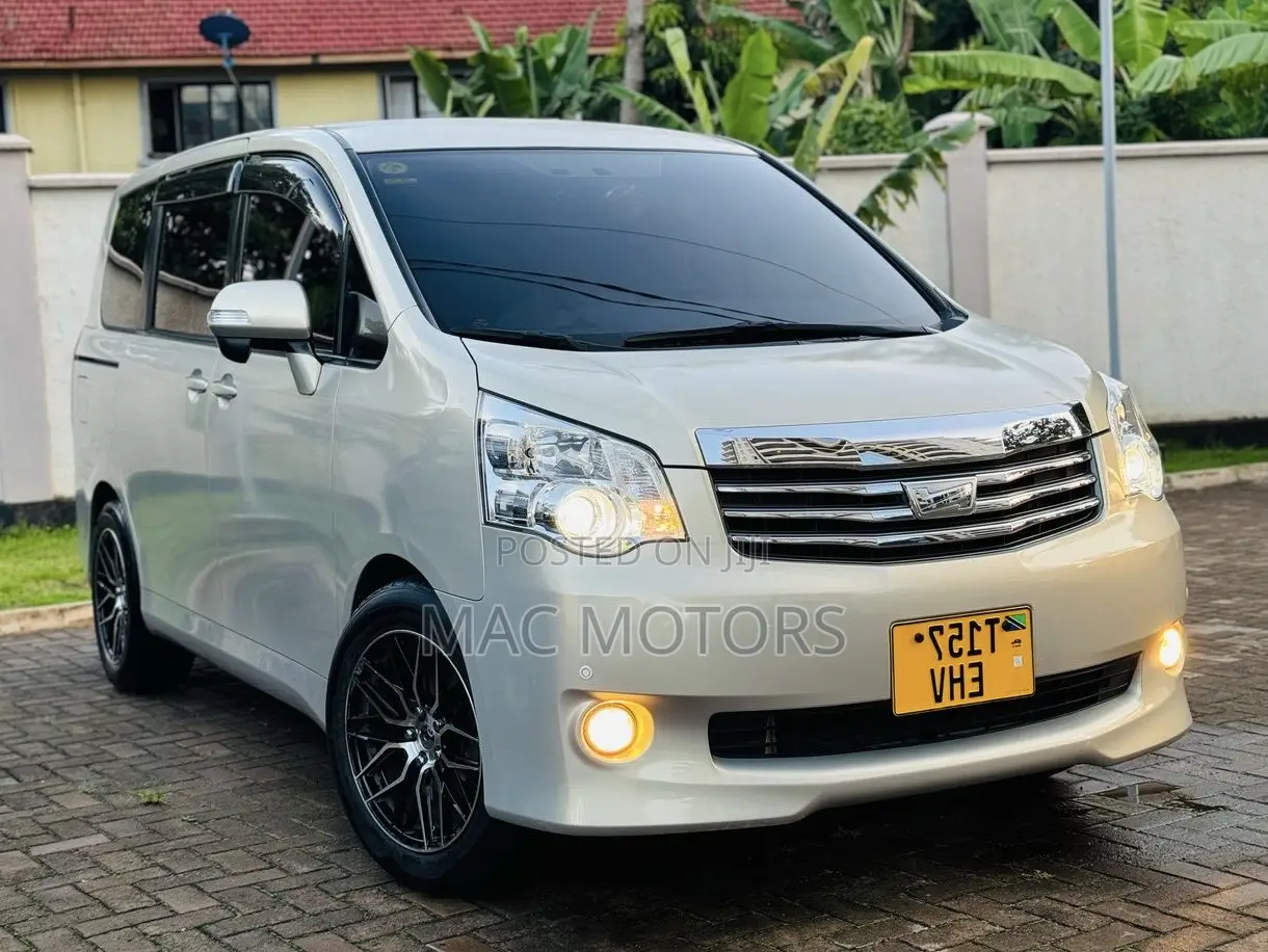 Toyota Noah 2009 Silver