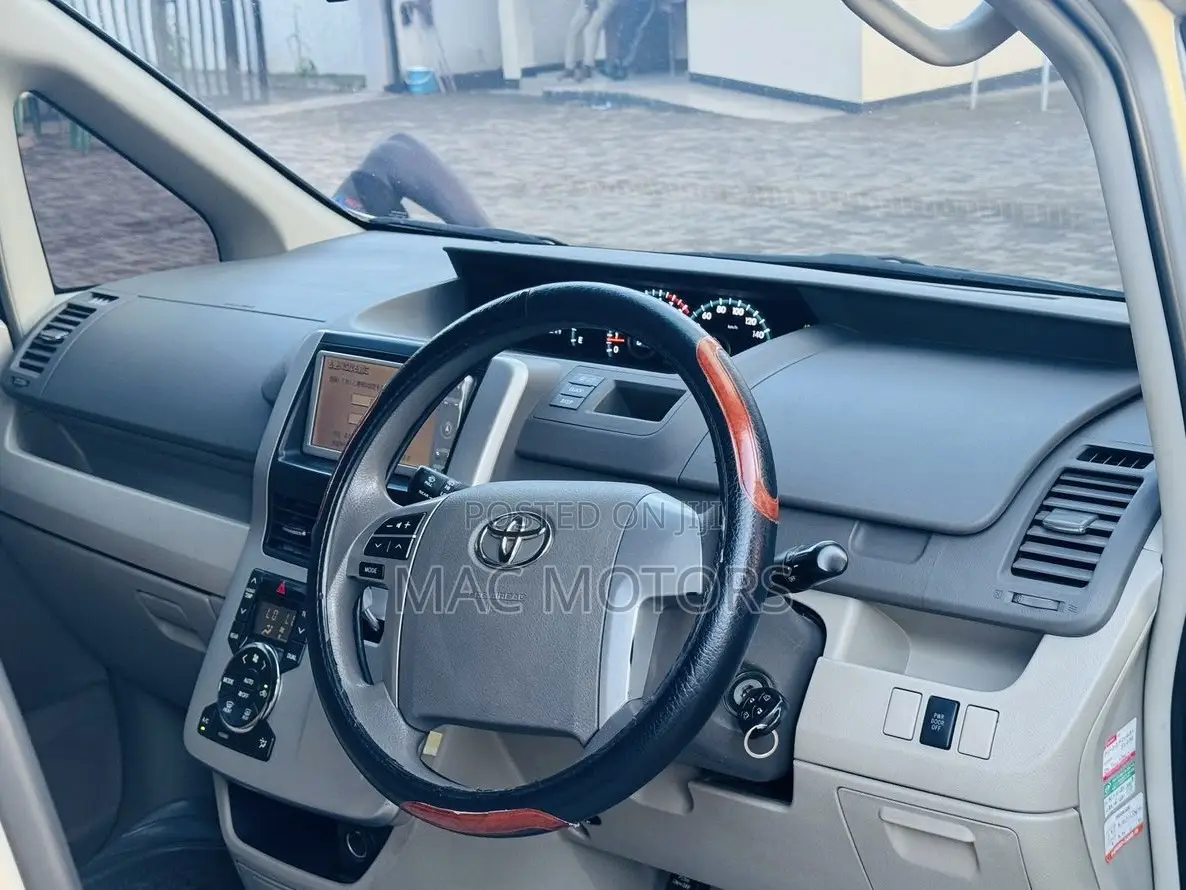 Toyota Noah 2009 Silver