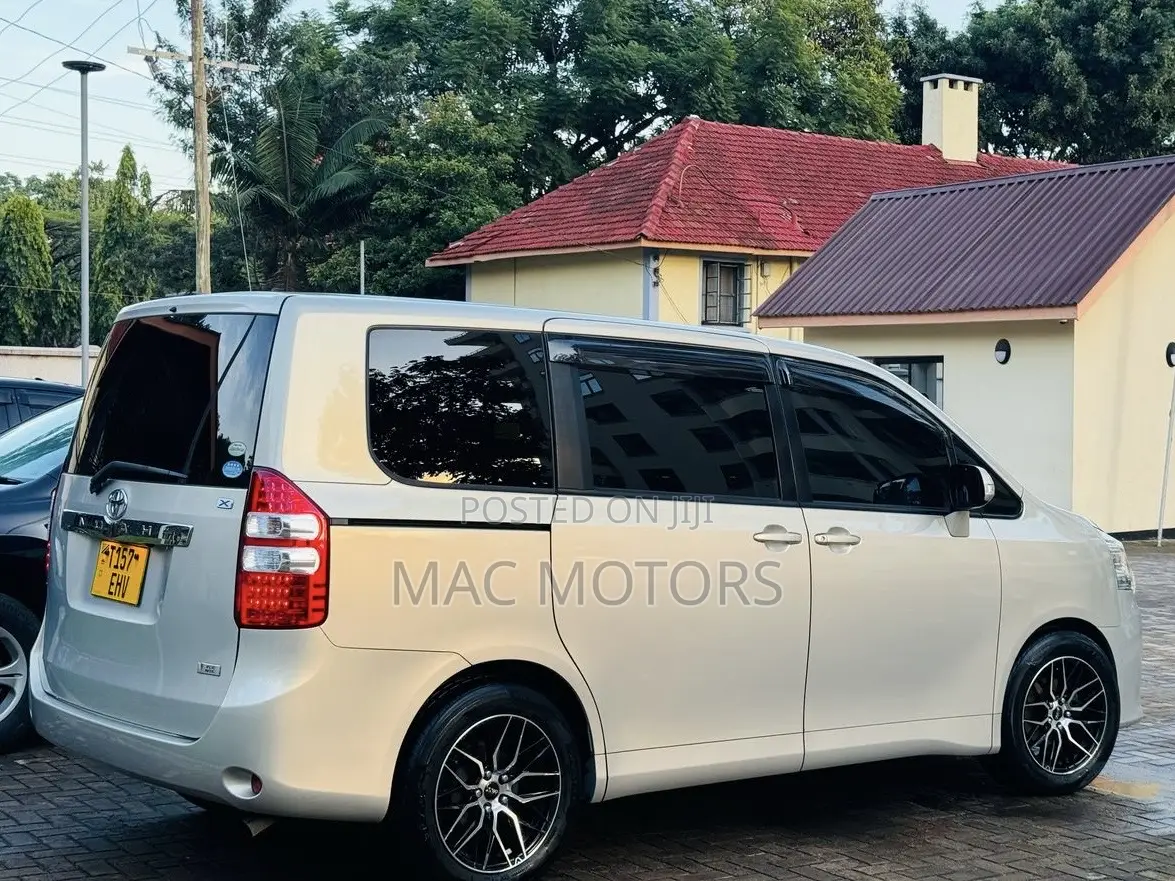 Toyota Noah 2009 Silver