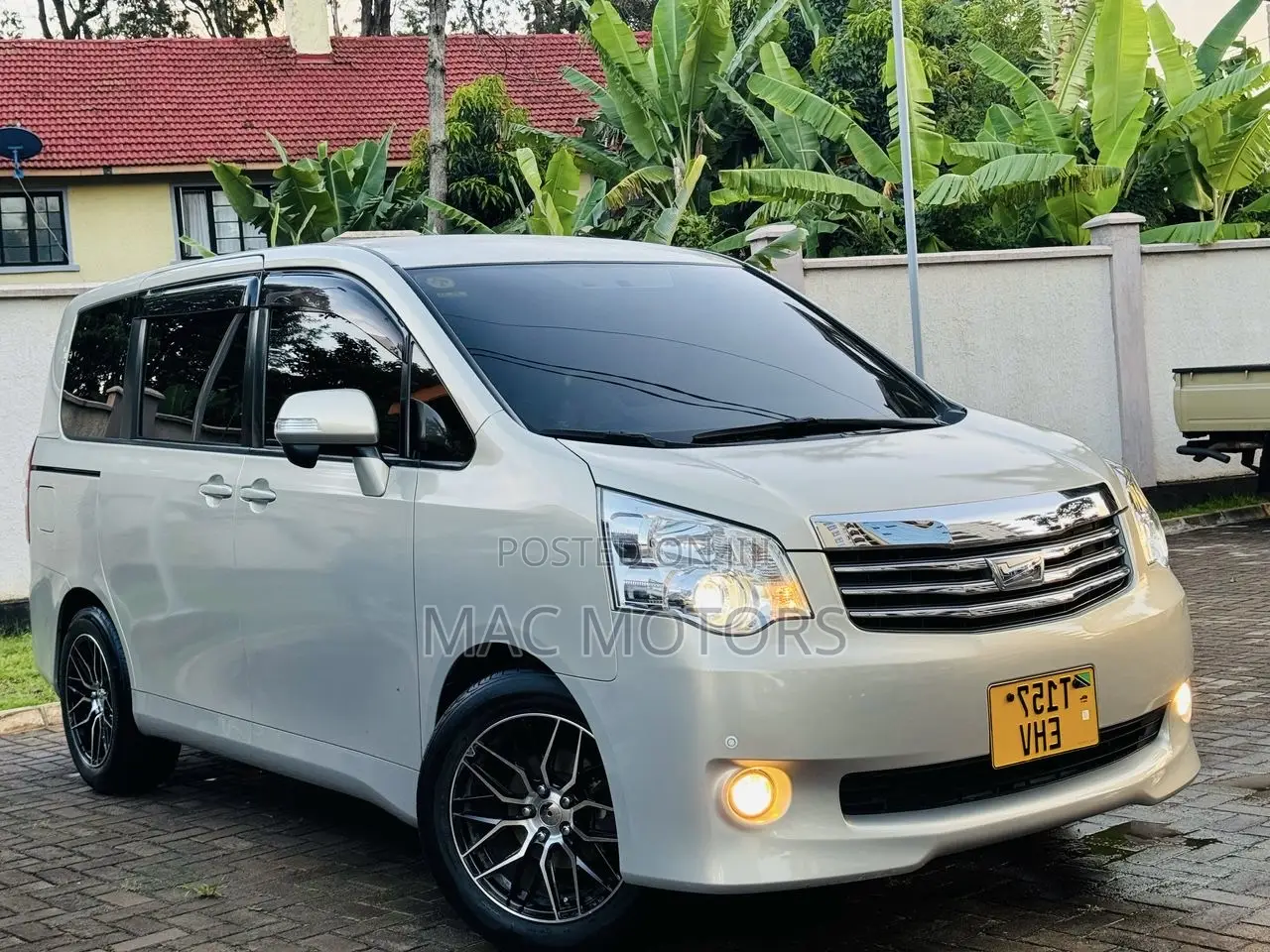 Toyota Noah 2009 Silver