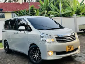 Toyota Noah 2009 Silver