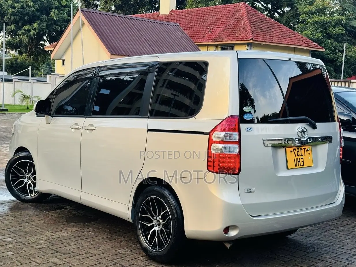 Toyota Noah 2009 Silver