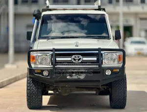Toyota Land Cruiser 2011 White
