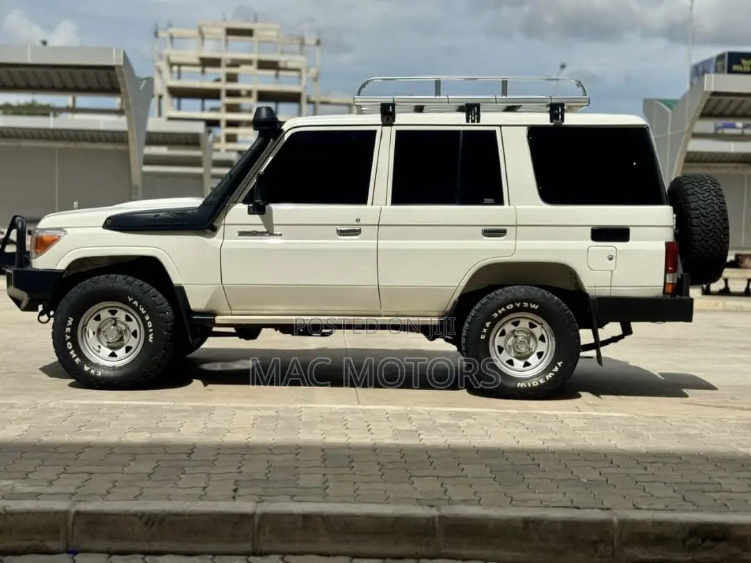 Toyota Land Cruiser 2011 White