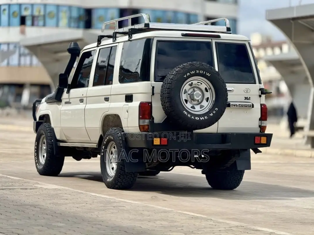 Toyota Land Cruiser 2011 White