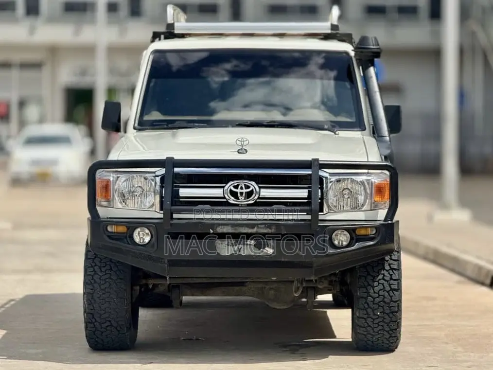 Toyota Land Cruiser 2011 White