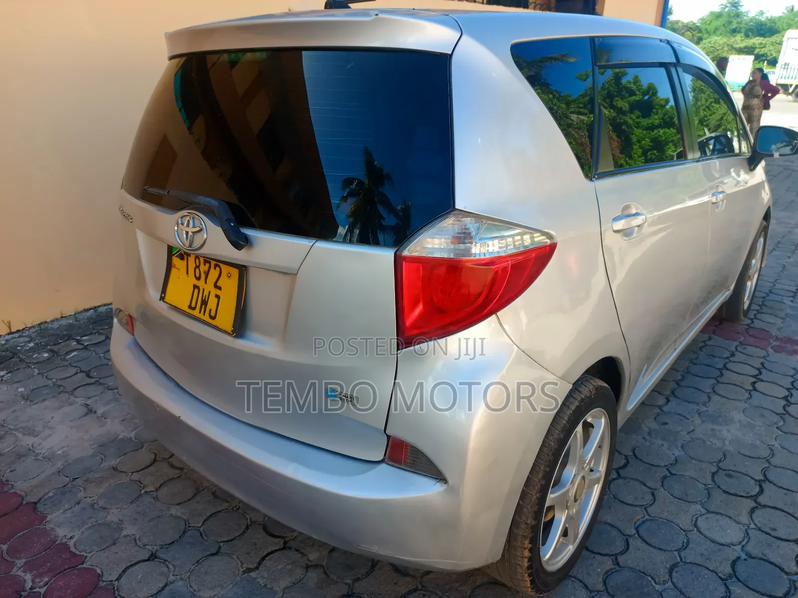 Toyota Ractis 2011 Silver