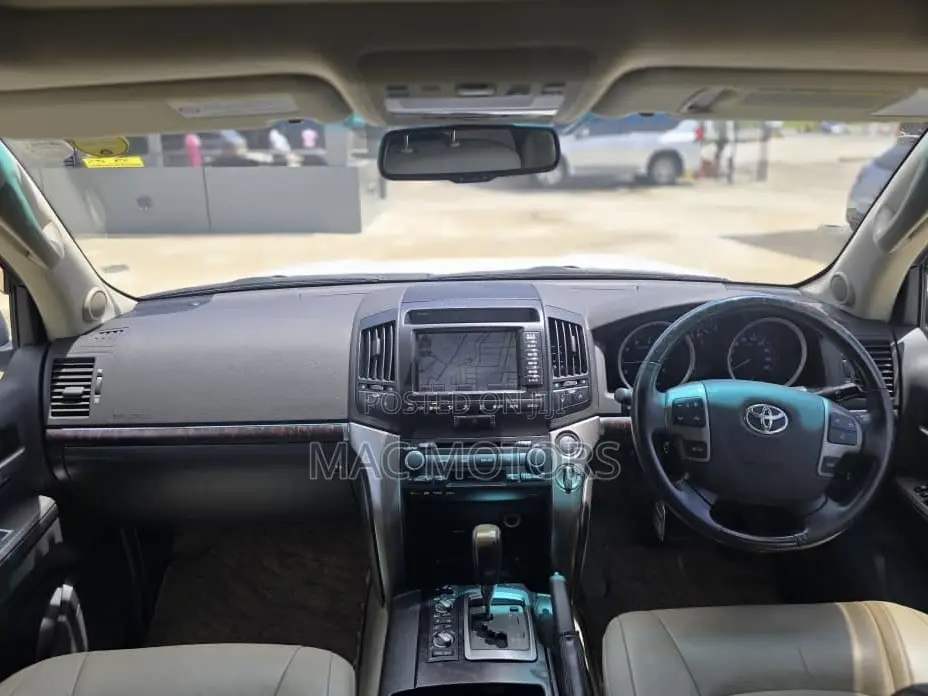 Toyota Land Cruiser 4.6 V8 ZX 2011 White