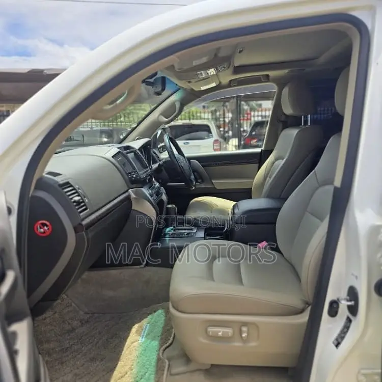 Toyota Land Cruiser 4.6 V8 ZX 2011 White