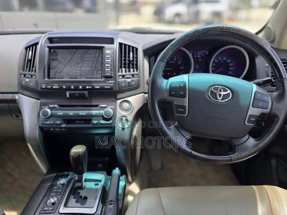 Toyota Land Cruiser 4.6 V8 ZX 2011 White