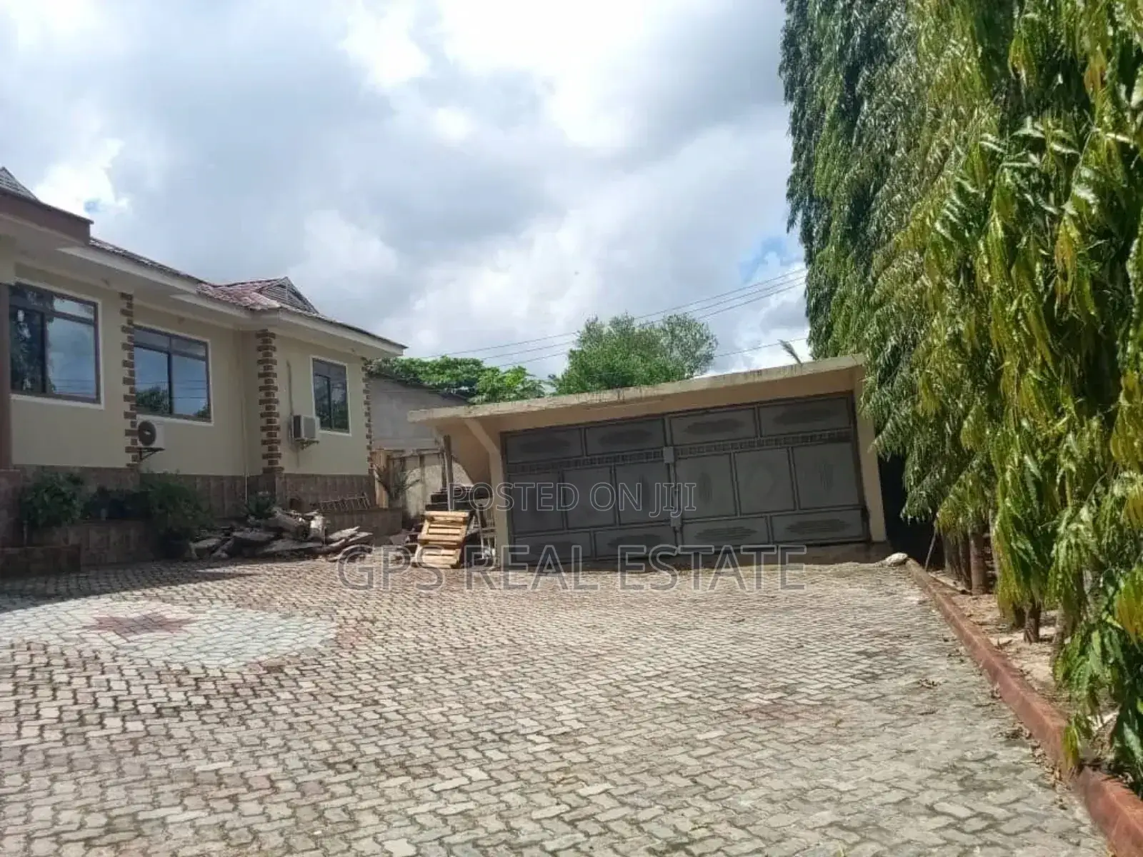 5bdrm House in Kimara Temboni, Kinondoni for sale