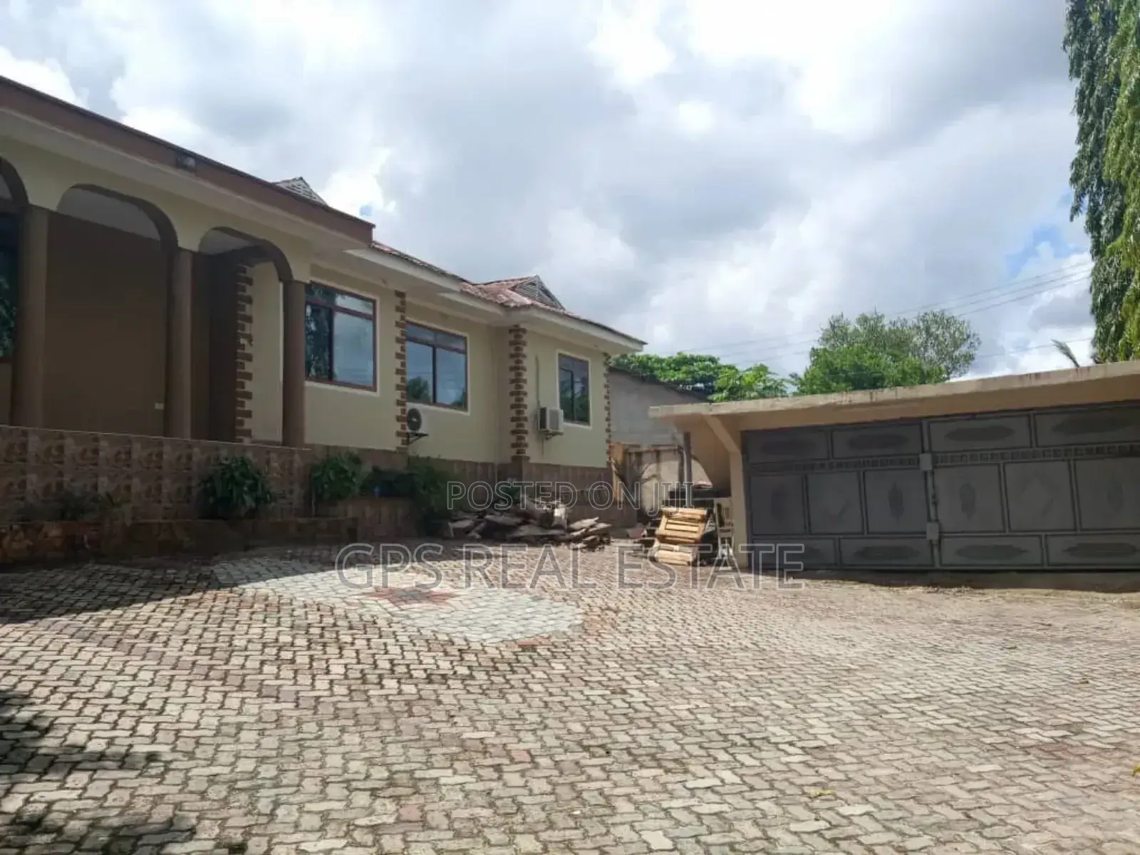 5bdrm House in Kimara Temboni, Kinondoni for sale
