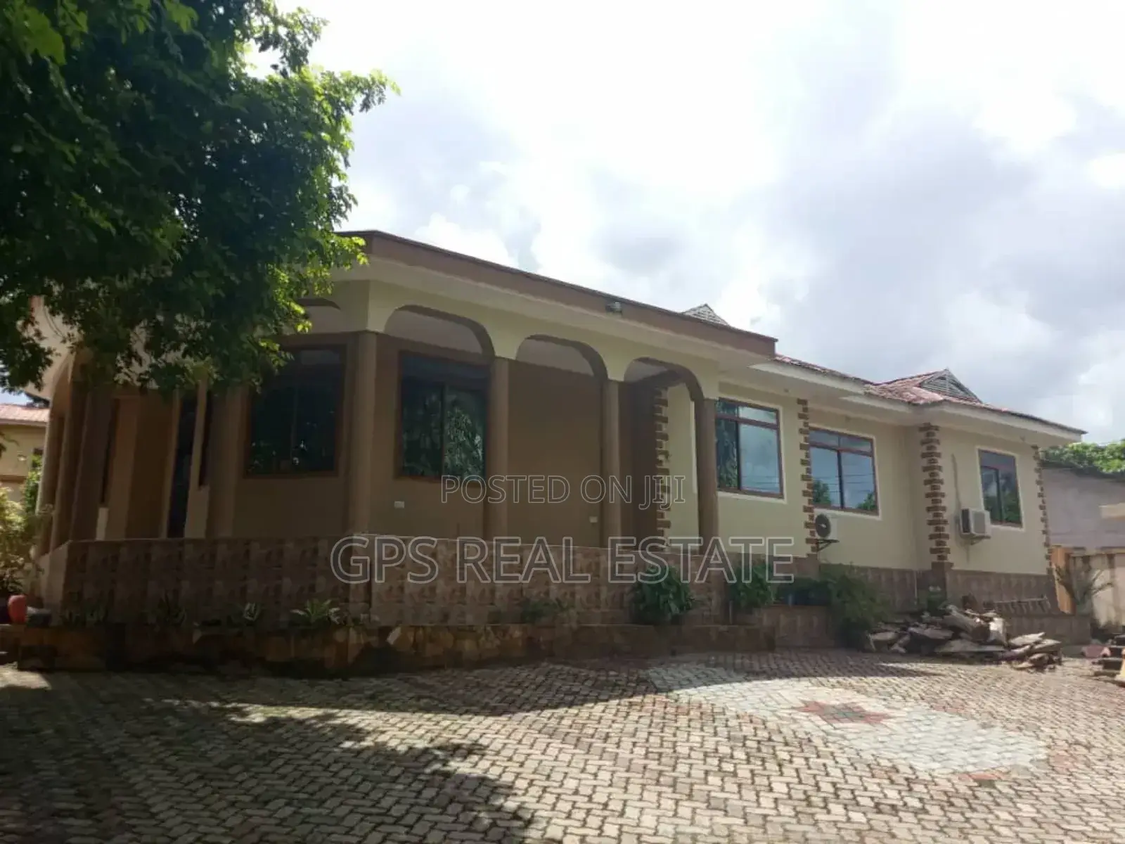 5bdrm House in Kimara Temboni, Kinondoni for sale