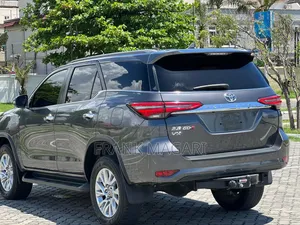 Toyota Fortuner 2022 Gray