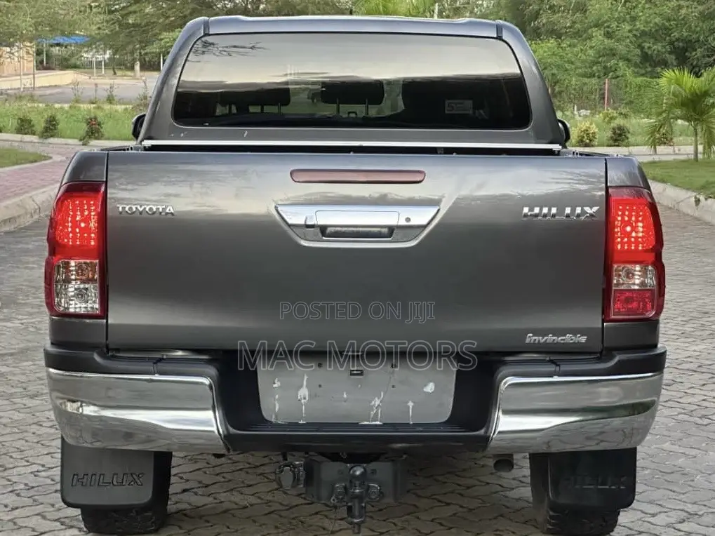Toyota Hilux Revo Double Cab Deisel 2.4 AWD 2017 Gray