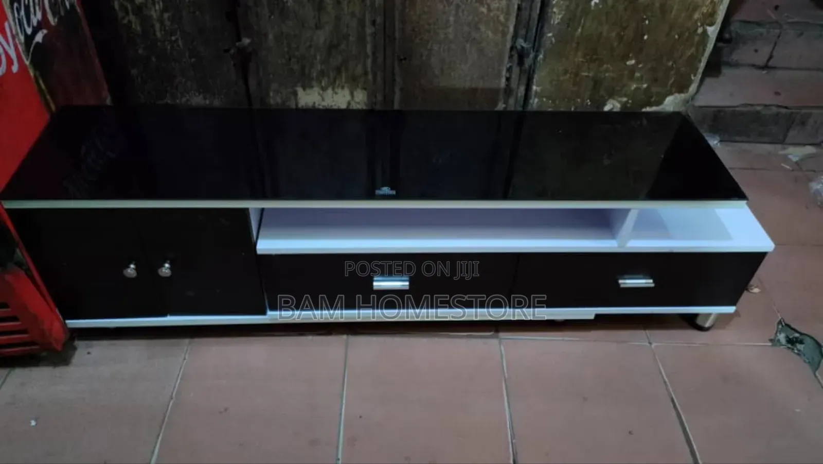 Classic Extendable Showcase With Glass Top