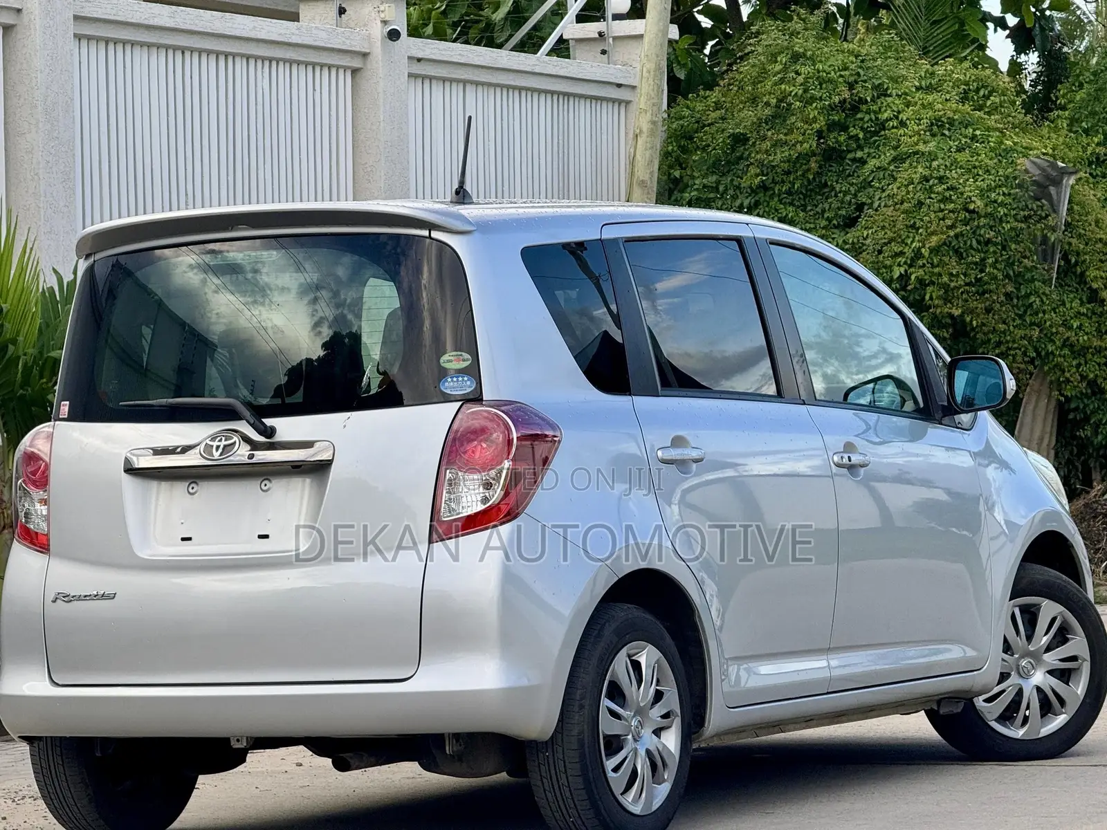Toyota Ractis 1.3 FWD 2009 Silver