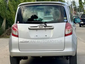 Toyota Ractis 1.3 FWD 2009 Silver