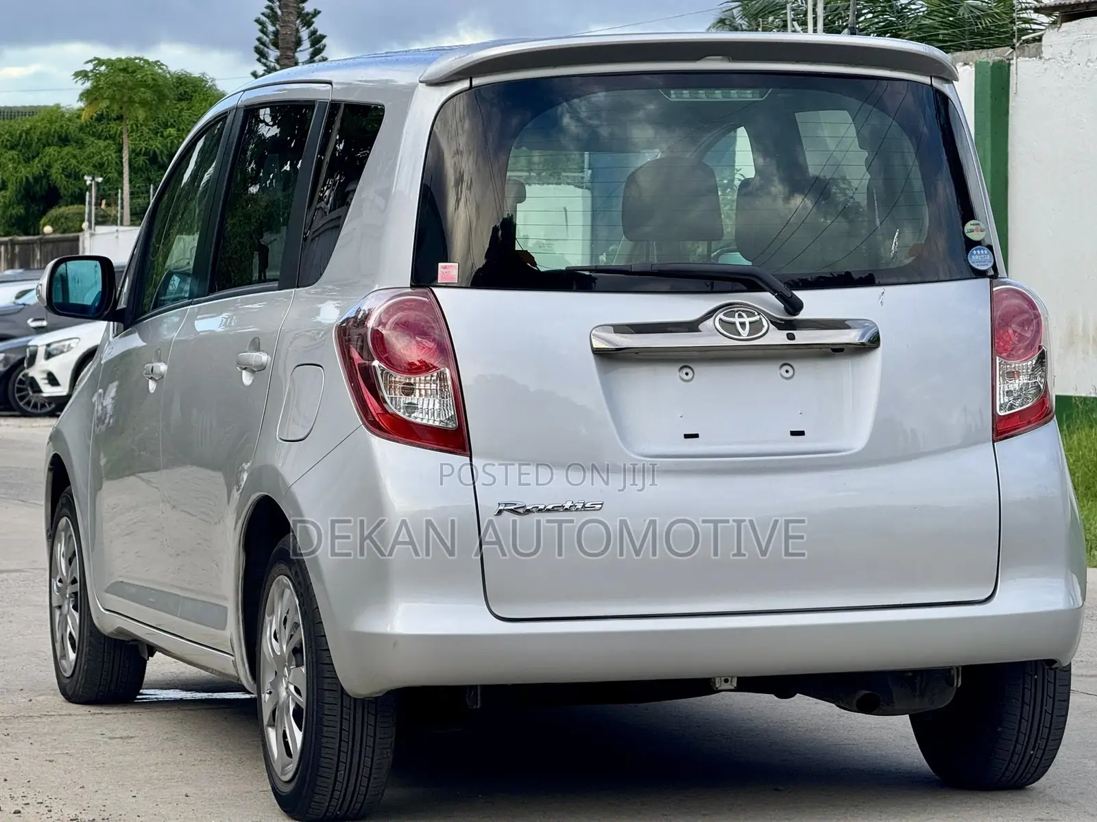Toyota Ractis 1.3 FWD 2009 Silver