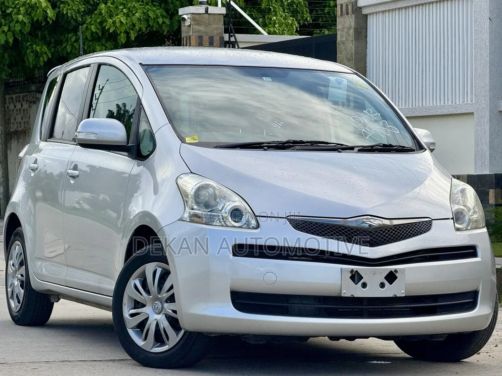 Toyota Ractis 1.3 FWD 2009 Silver