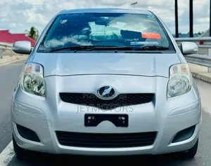 Toyota Vitz 2009 Silver