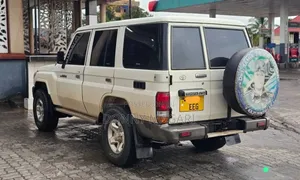 Toyota Land Cruiser 2011 White