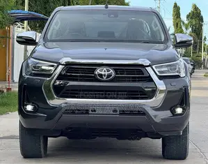Toyota Hilux 2023 Gray