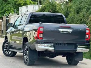 Toyota Hilux 2023 Gray