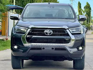 Toyota Hilux 2023 Gray