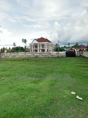 Kiwanja Kinauzwa Bahari Beach