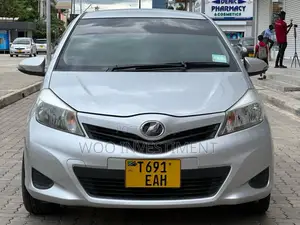 Toyota Vitz 2012 Silver