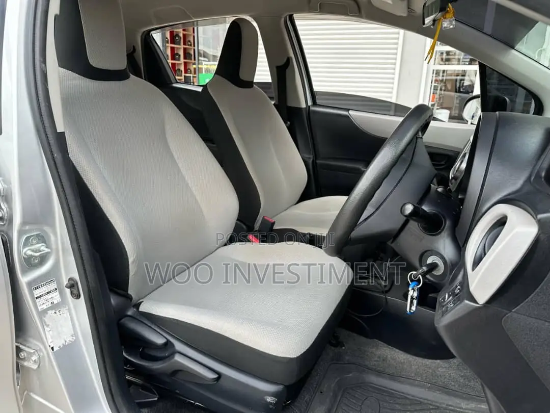 Toyota Vitz 2012 Silver