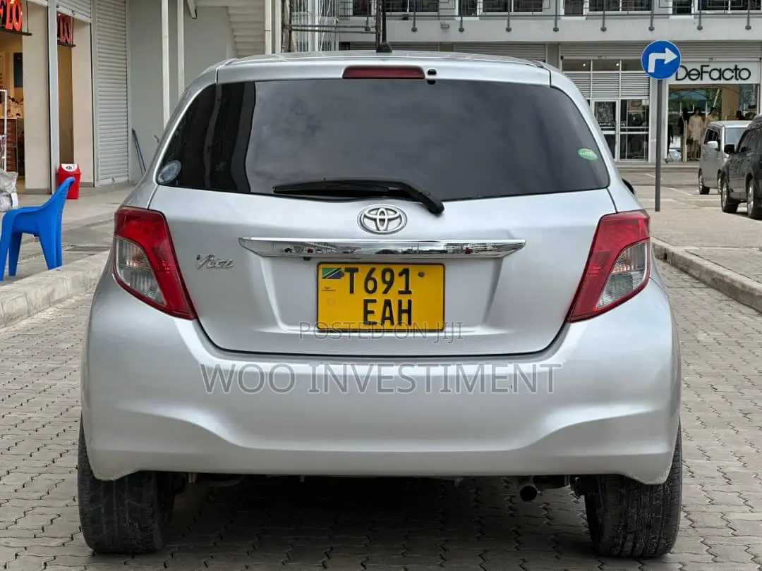 Toyota Vitz 2012 Silver